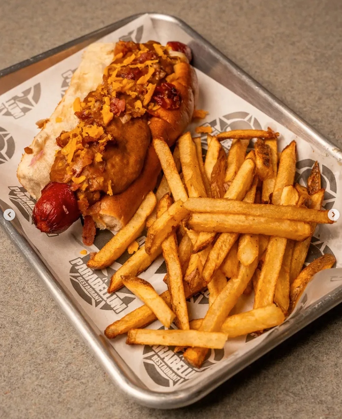 Dogos y papas fritas reales de Parabellum